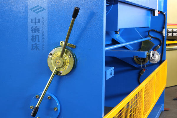 ZDS-432剪板機刀片間隙手動調(diào)節(jié)器,刻度清淅,調(diào)節(jié)省力又簡便.jpg ZDS-432剪板機刀片間隙手動調(diào)節(jié)器,刻度清淅,調(diào)節(jié)省力又簡便.jpg