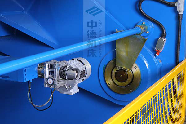 ZDS-432剪板機后檔料結(jié)構(gòu),平行度高,并采用國內(nèi)一流品牌軸承,耐磨抗壓壽命長.jpg ZDS-432剪板機后檔料結(jié)構(gòu),平行度高,并采用國內(nèi)一流品牌軸承,耐磨抗壓壽命長.jpg